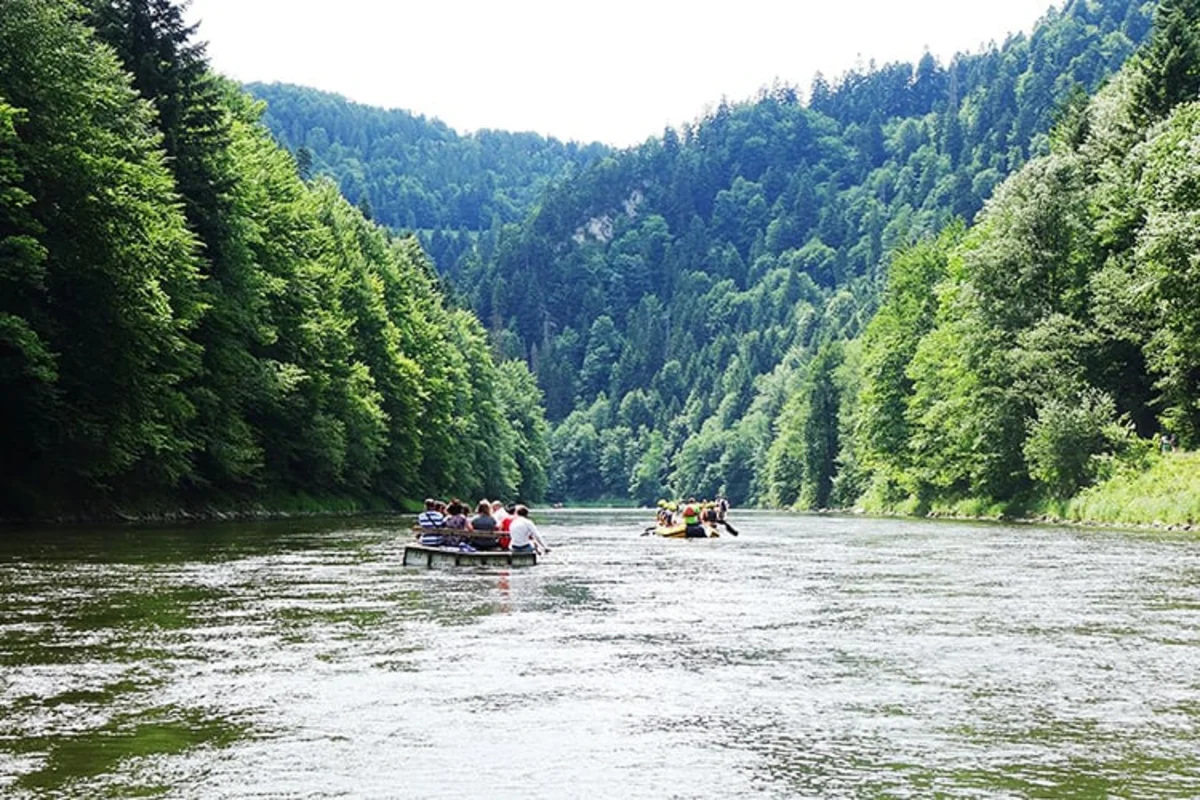 Jak wygląda spływ Dunajcem? Tratwy flisackie, kajaki a może rafting?
