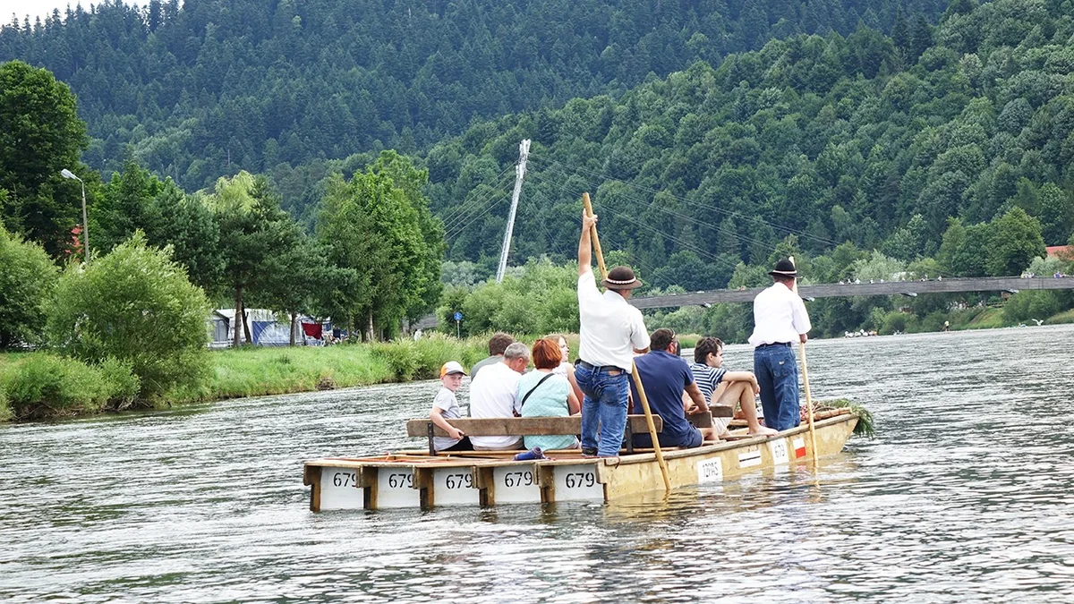 Tratwy flisackie – przeżyj spływ na tradycyjnej tratwie jak za dawnych lat!
